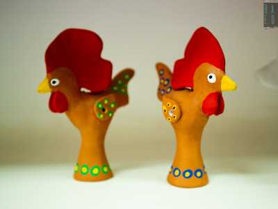 Accanto � per� presente anche un pannello con i classici manufatti, dove naturalmente a regnare � il gallo, qui � presente in varie misure e colorazioni: da quello pi� piccolo decorato con cerchietti...